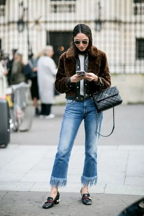 Cropped Jeans bao gồm nhiều phom dáng đa dạng hơn Mom Jeans với ống suông, ống loe. Jeans có gấu tua rua đang là xu hướng "sốt".