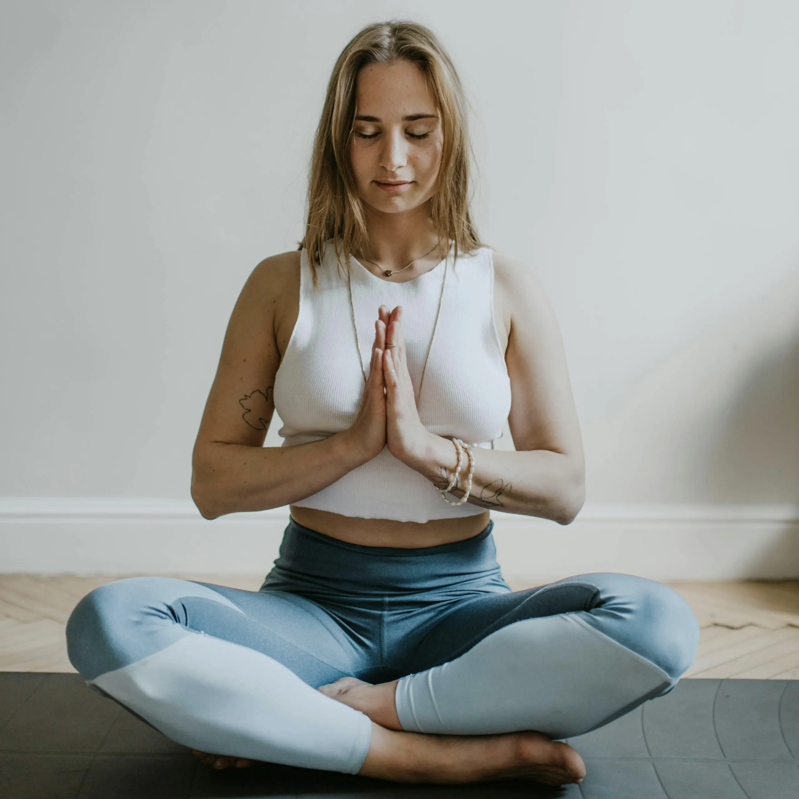Cô gái đang tập yoga nhẹ nhàng giúp hệ miễn dịch được củng cố mạnh mẽ.