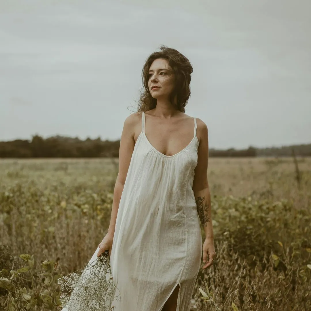 cô gái mặc váy trắng đi trên cánh đồng hoa tử vi ngày 18/4/2026