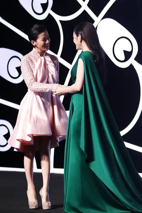 Sự thân thiết của hai nhân vật đặc biệt trong đêm diễn