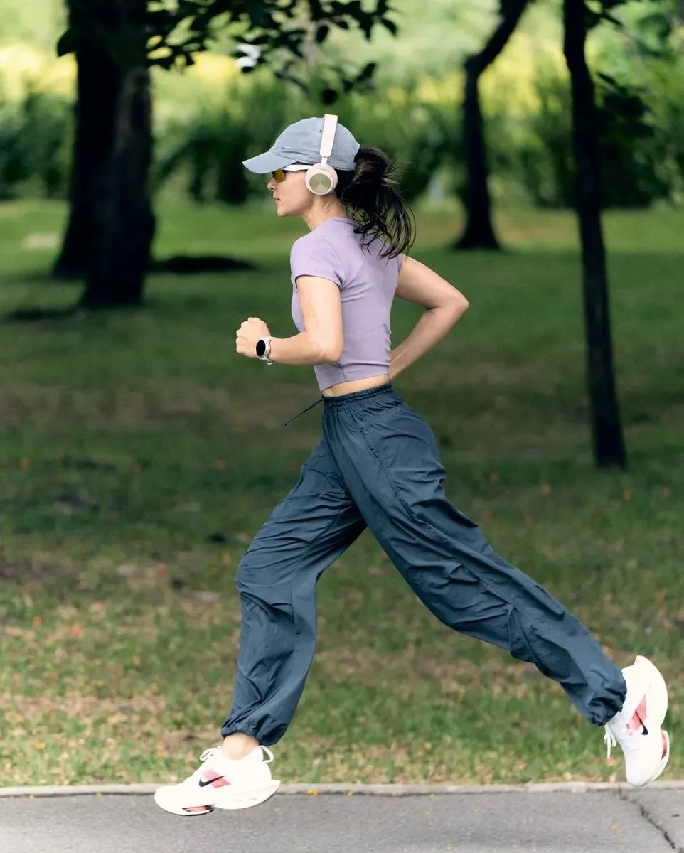 Nón lưỡi trai đi kèm với tai nghe và kính mắt là combo hoàn hảo cho cô nàng đam mê chạy bộ.