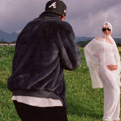 Hailey Bieber chính thức làm mẹ: Hạnh phúc viên mãn trong chiếc váy “cưới” Saint Laurent