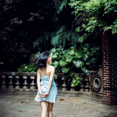 cô gái tóc ngắn đi dạo trong vườn tử vi ngày 6-11-2025