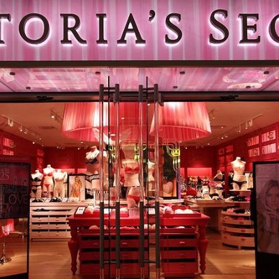 Doanh thu và hình ảnh thương hiệu Victoria's Secret đang sụt giảm? (Ảnh: Fine Art America)