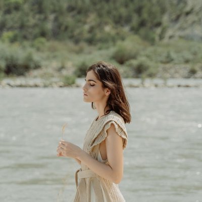 Cô gái bên bờ sông trong những câu nói hay vực dậy sau thất bại