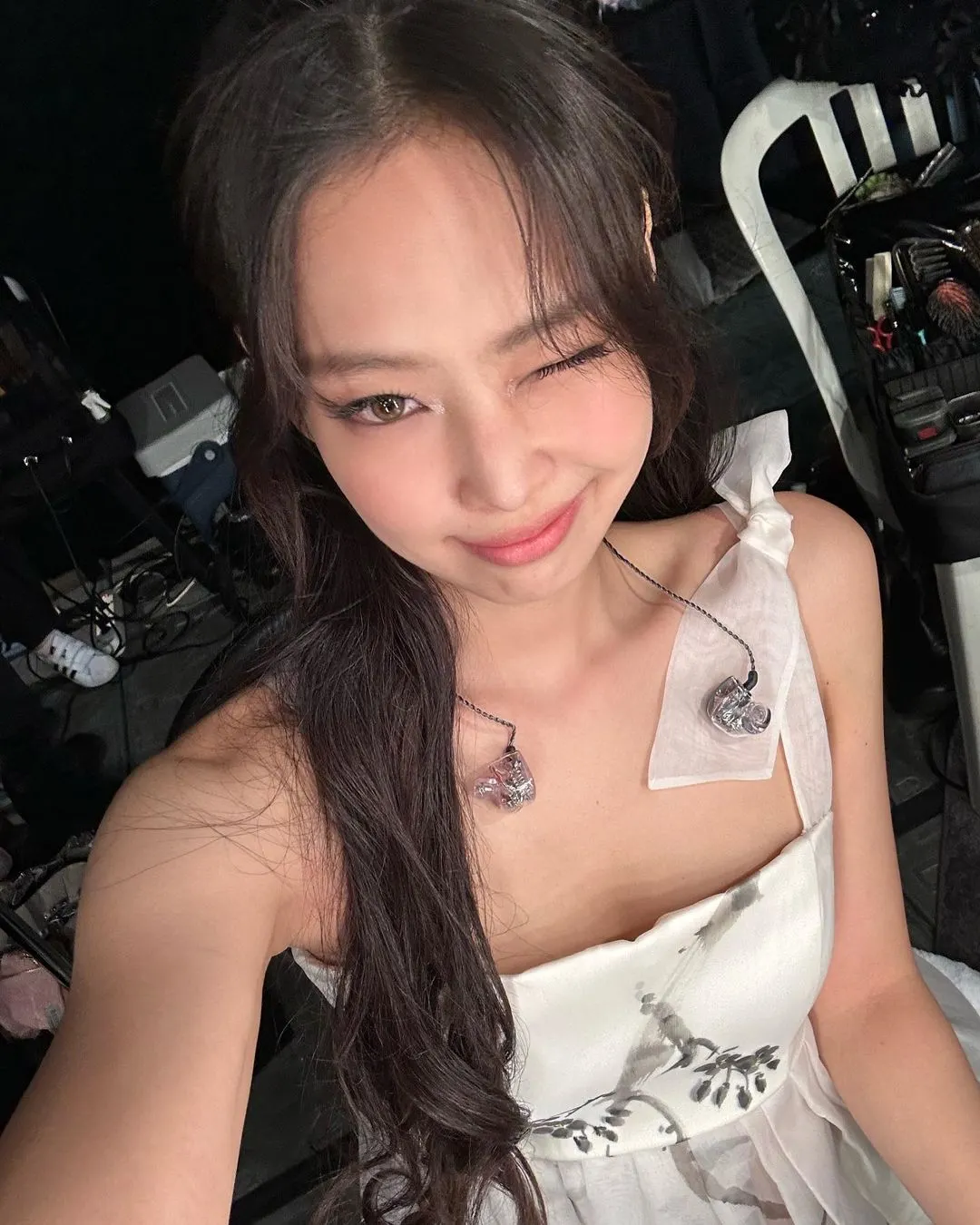 Jennie buộc tóc kiểu Blackpink với phần mái rẽ giữa và tóc suôn tự nhiên