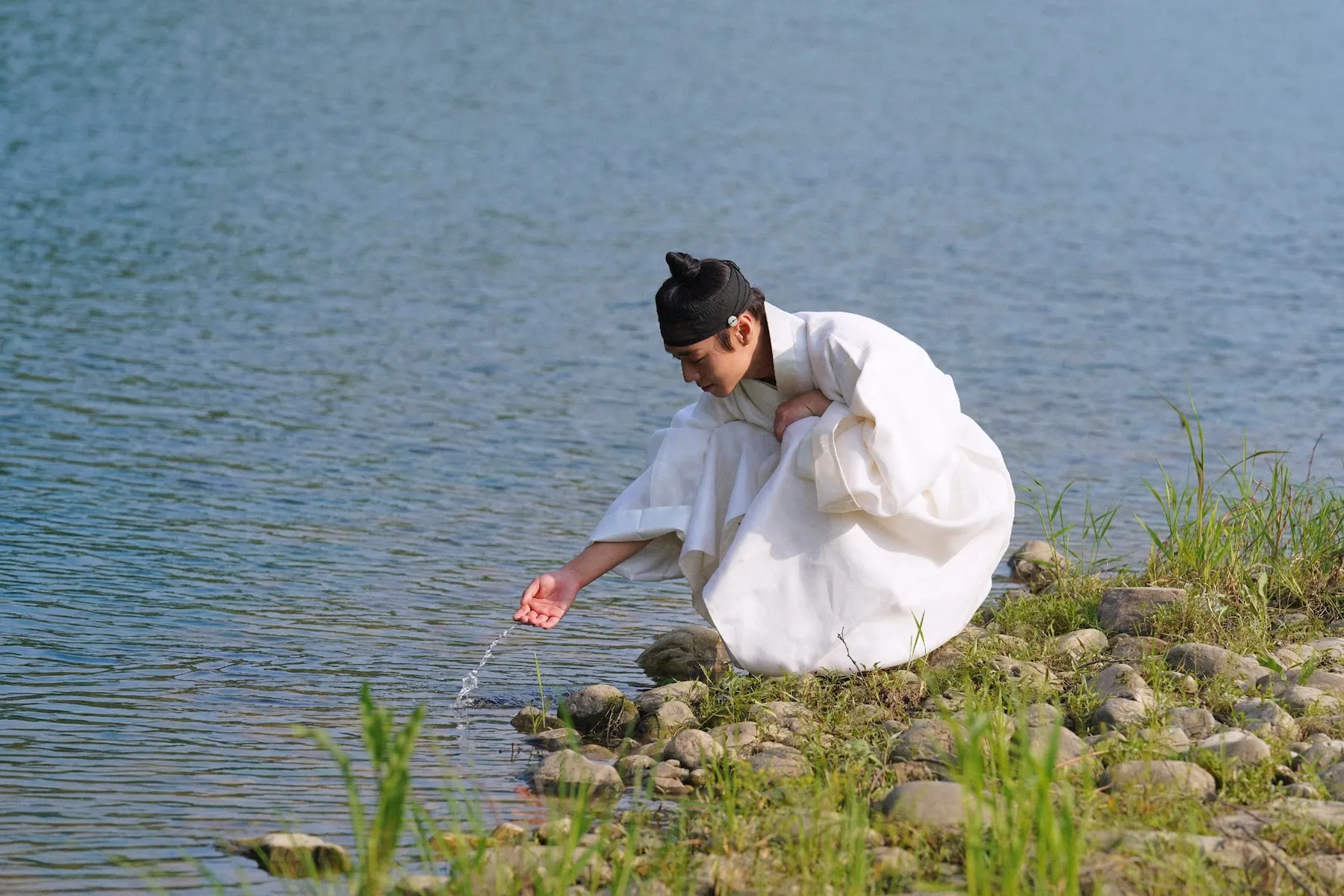 bối cảnh vua danjong ngồi trên bờ sông