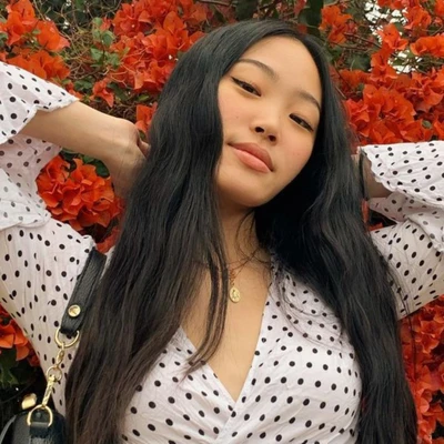 Cô gái tóc đen dài, tóc mọc chậm