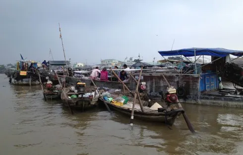 Tàu thuyền san sát