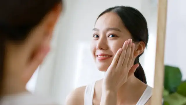 cô gái chăm sóc da ngăn ngừa nếp nhăn hình thành