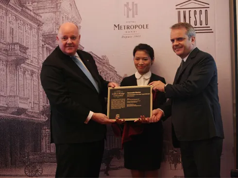 Tiến sĩ Tim Curtis, Trưởng ban Văn hóa của văn phòng UNESCO Bangkok trao Kỷ niệm chương cho ông Clive Scott – Tổng Giám đốc khách sạn Sofitel Legend Metropole Hà Nội