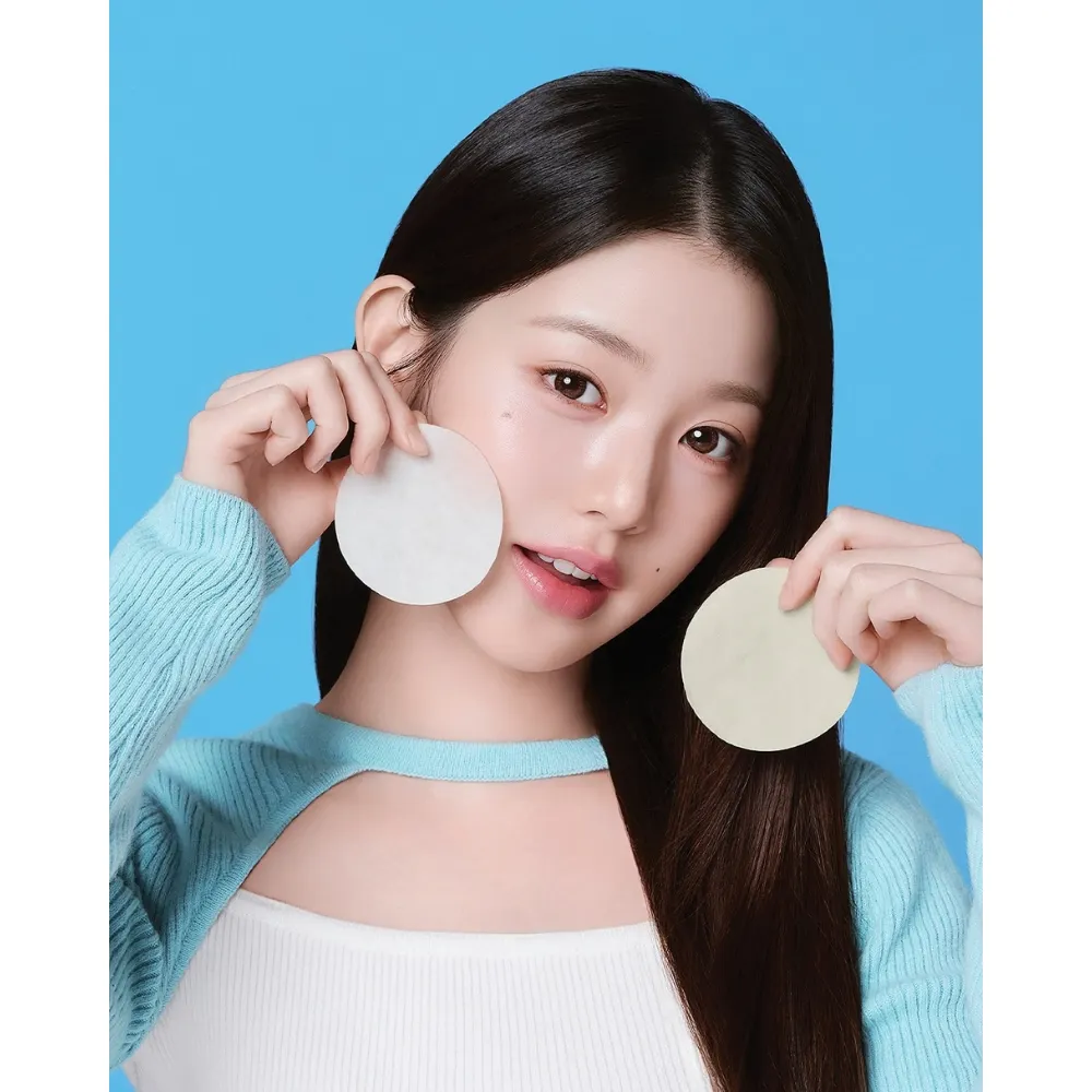 Nữ idol Jang Won Young (IVE) tạo dáng với hai miếng toner pad.