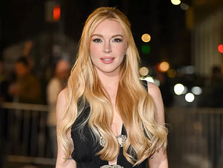 Lindsay Lohan năm 2025 lột xác nhan sắc, trẻ hóa đáng ngờ