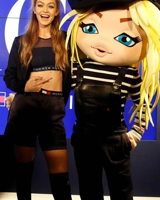 Gigi Hadid ra mắt BST TOMMYXGIGI tại Tokyo