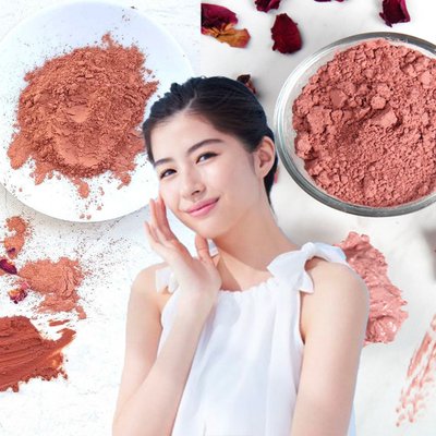 Cô gái ở giữa và đất set đỏ là background