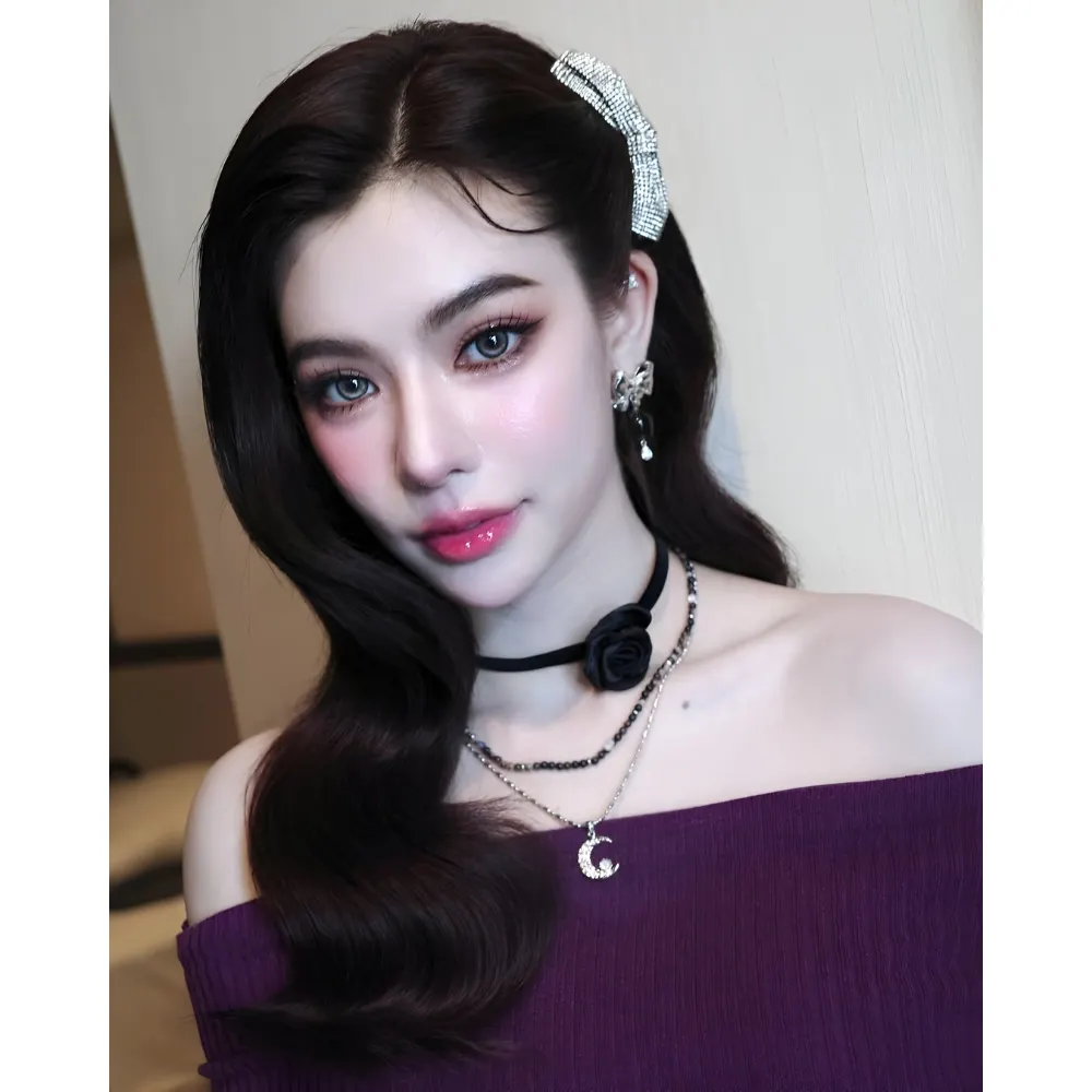 Cận cảnh chiếc kẹp đính đá sang trọng của á hậu, người mẫu và diễn viên người Thái Lan Charlotte Austin