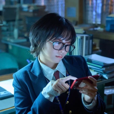 Kim Da Mi với mái tóc pixie dài, mái ngang thưa trong phim Nine Puzzles.