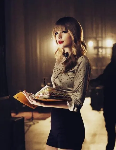 Nữ ca sỹ nhạc đồng quê đươc yêu thích: Taylor Swift.