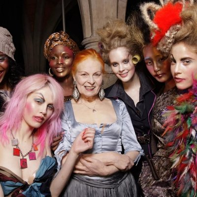 Thế giới quan dị biệt của NTK Vivienne Westwood qua những sàn diễn ấn tượng nhất