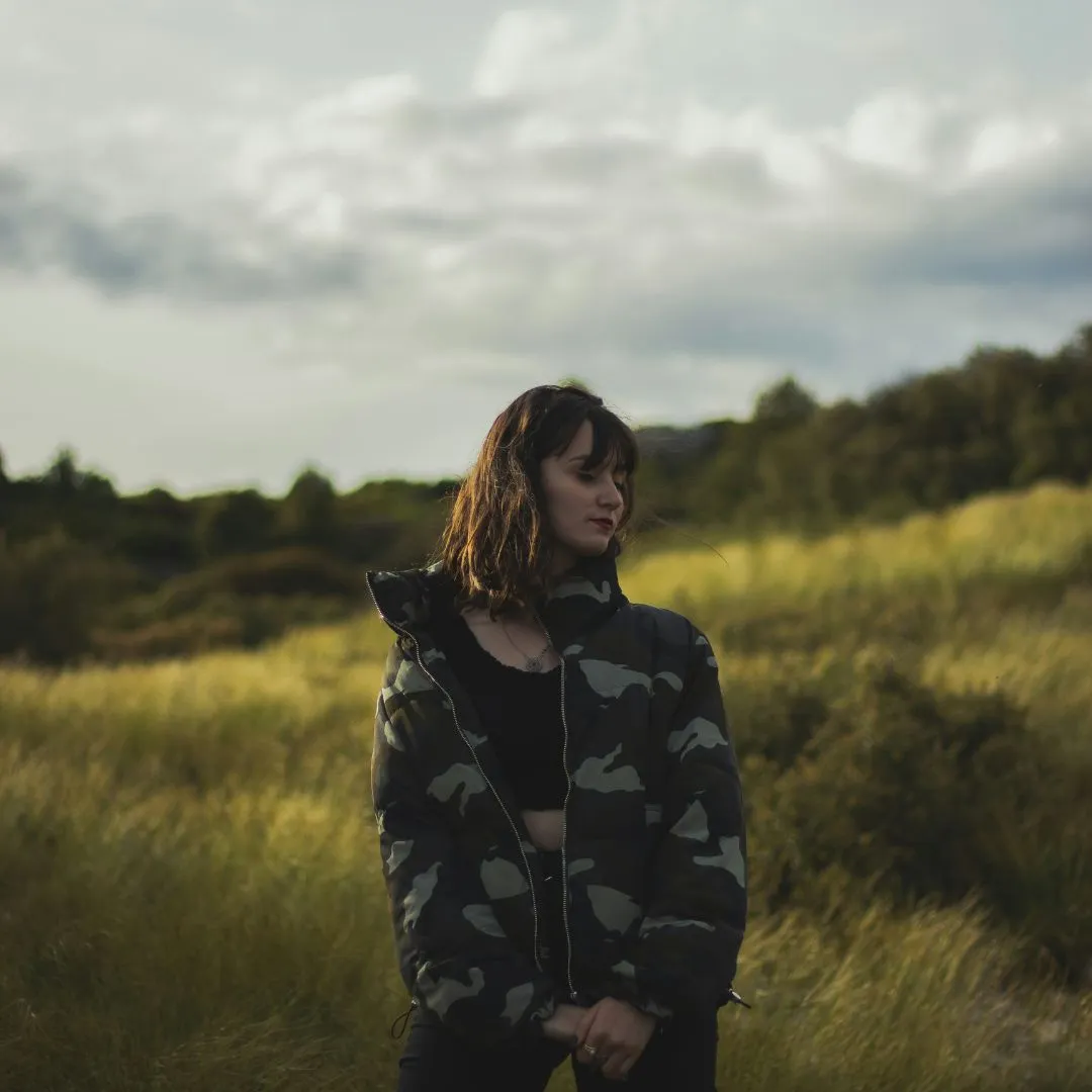 cô gái đứng giữa ánh đồng trắc nghiệm tính cách elle