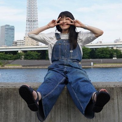 aiqua diện quần yếm xanh denim