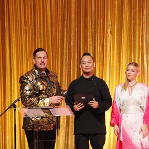 BST Vương Triều của Nhà thiết kế Võ Việt Chung trình diễn tại Mỹ