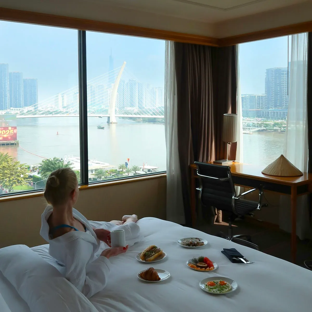 khách sạn view đẹp renaissance riverside saigon