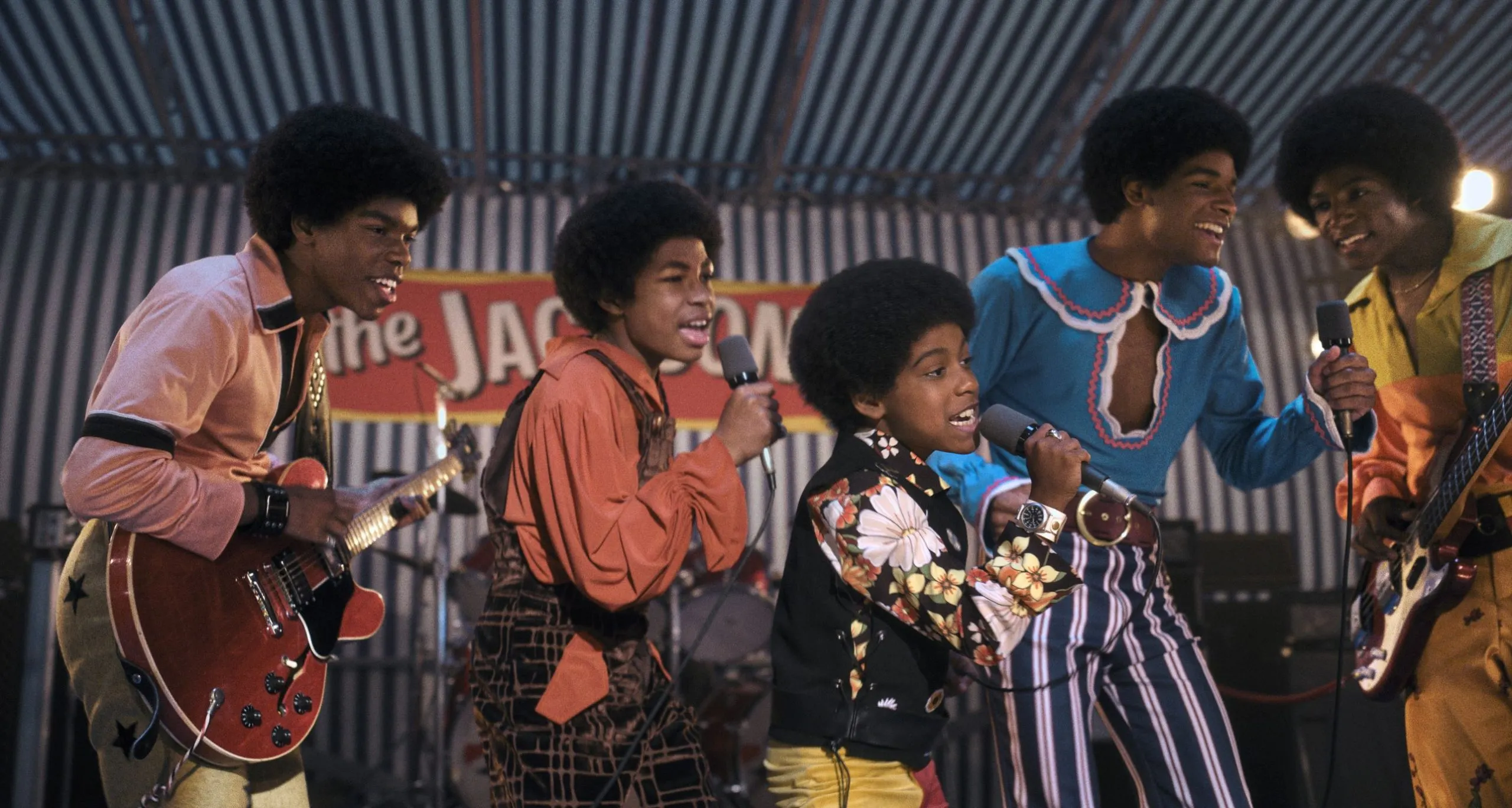 Michael cùng 4 người anh ruột trong nhóm Jackson 5, bao gồm Jackie, Tito, Jermaine và Marlon.