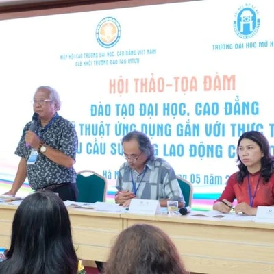 ba khách mời đối thoại tại hội thảo feat