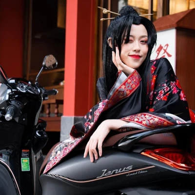 Tiktoker Trà Đặng bên cạnh Yamaha Janus