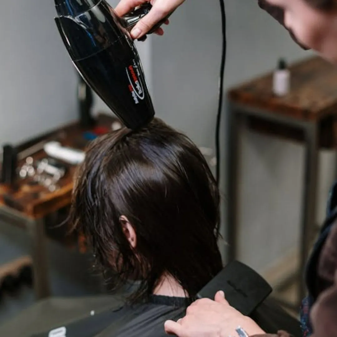 Để ngăn gàu, bạn cần sấy tóc thật khô