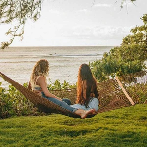 hai cô gái ngồi võng du lịch
