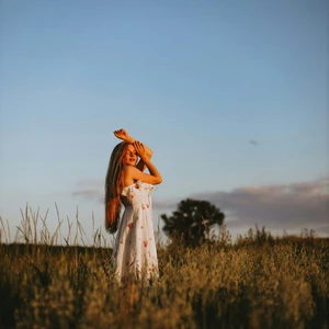 cung hoàng đạo năm 2026 - cô gái giữa cánh đồng hoa