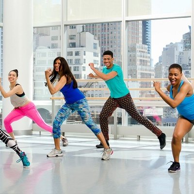 nhóm người đang nhảy zumba