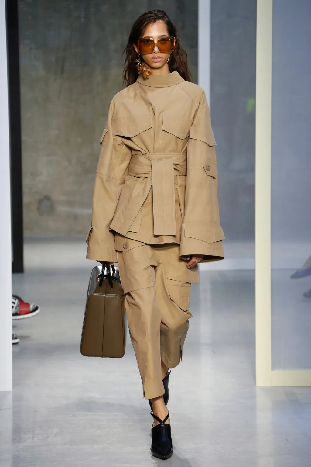 Những chiếc áo trench coat như được mặc ngược của Marni