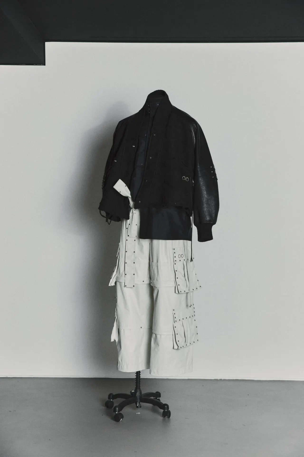 Trang phục của j-hope tại Arirang Live