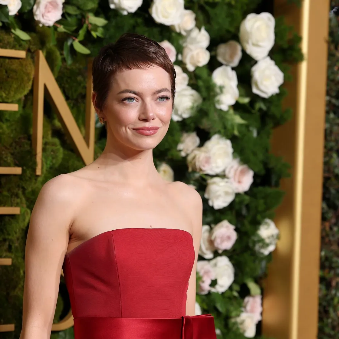 Emma Stone diện đầm cúp ngực 