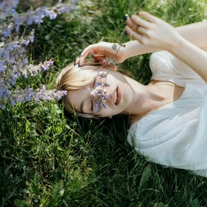 cô gái nằm trên bãi cỏ mỉm cười có thói quen cuốn hút tự nhiên