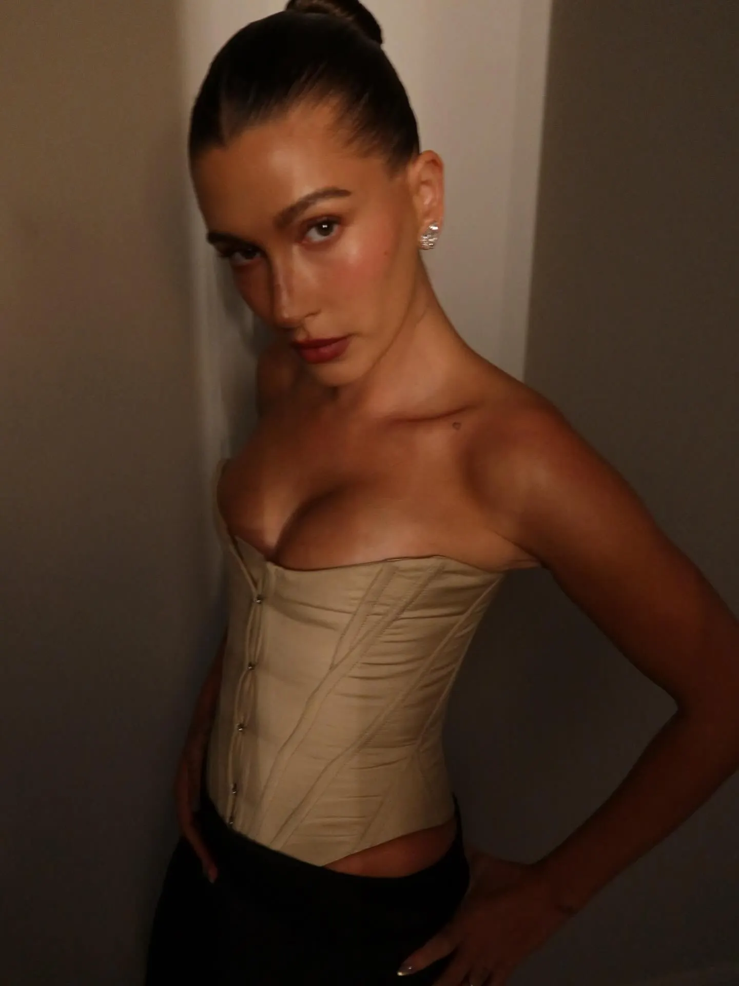 Hailey Bieber diện corset