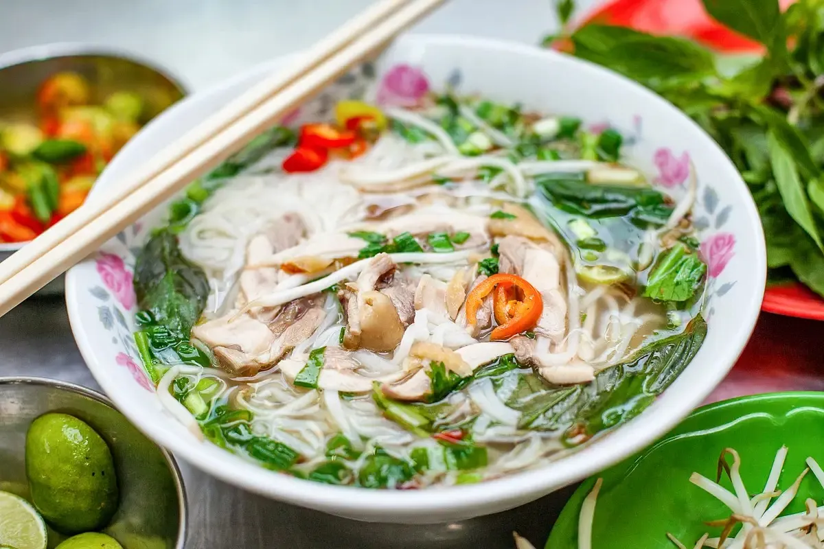 Phở Gà Kỳ Đồng là quán ăn nổi tiếng lâu đời hơn 40 năm ở sài Gòn với hương vị nước dùng đậm đà, thịt gà ta xé phay