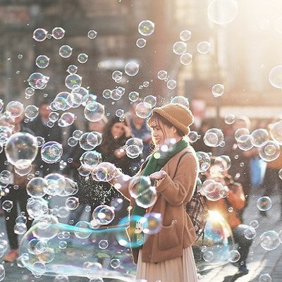 cô gái đứng giữa bong bóng xà phòng
