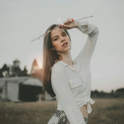 cô gái cầm cành lúa tử vi ngày 1/10/2025