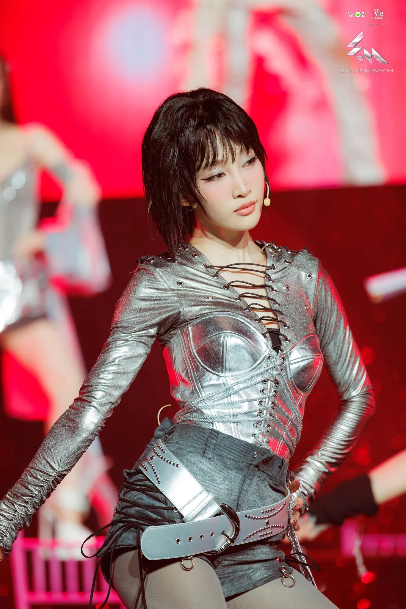 thời trang livestage 1 Juky San trong "Em Xinh Say Hi"