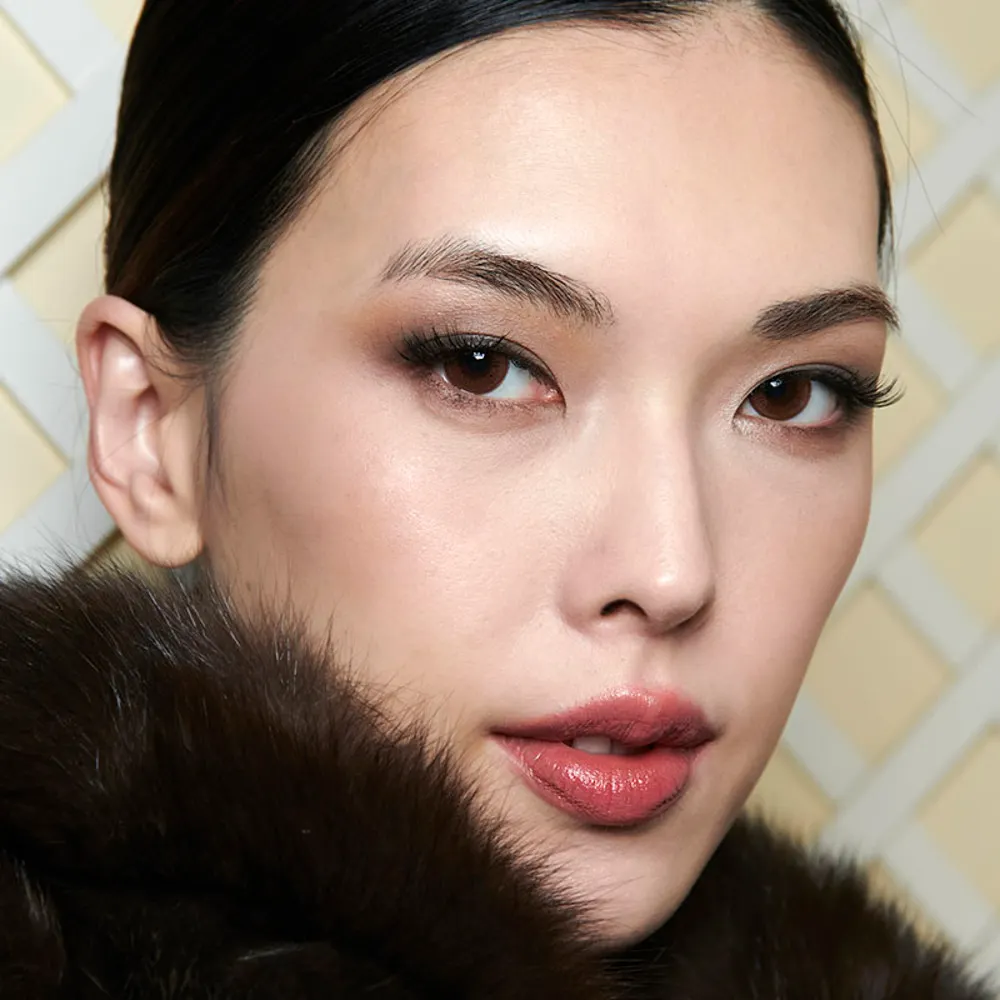 Cô nàng với phong cách makeup theo style công sở.