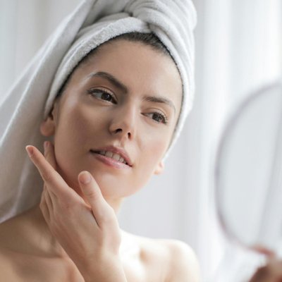 cô gái đang skincare