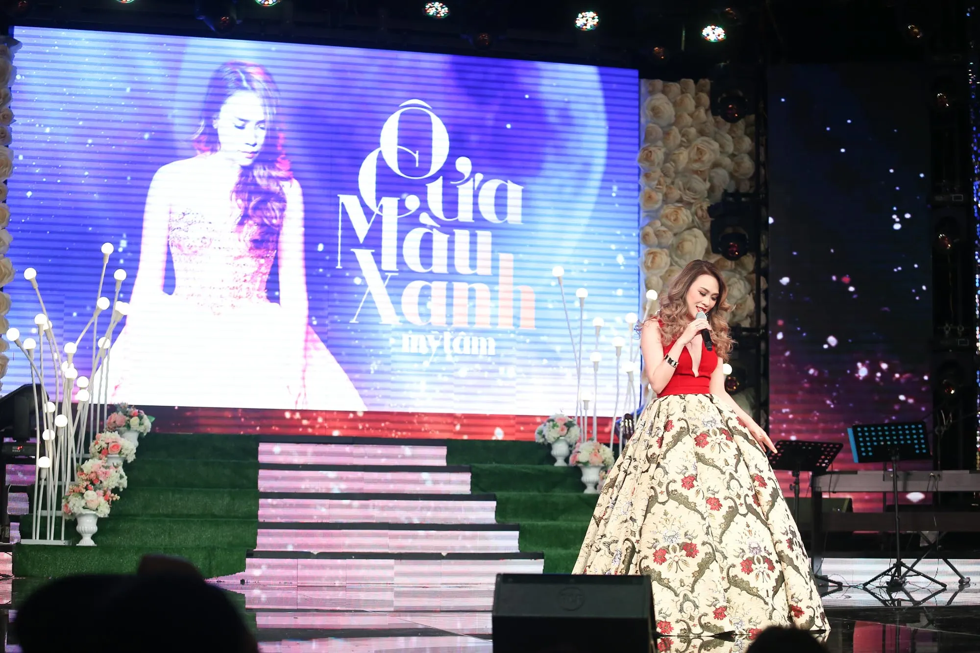 Mỹ Tâm liveshow Ô cửa màu xanh - elle vietnam