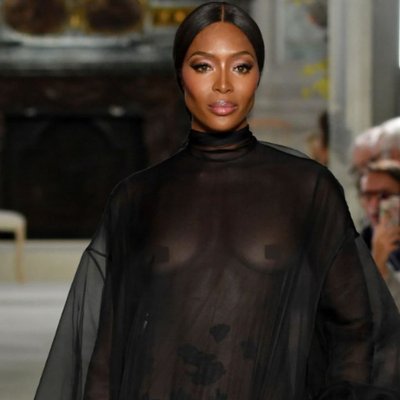 Naomi Campbell bất ngờ tái xuất trên sàn diễn Valetino Haute Couture sau 14 năm