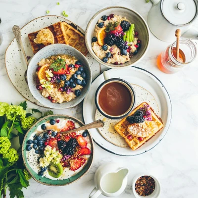 Bữa sáng lành mạnh với yến mạch, sữa chua, trái cây tươi và mật ong, giúp hỗ trợ kiểm soát cholesterol và tốt cho tim mạch