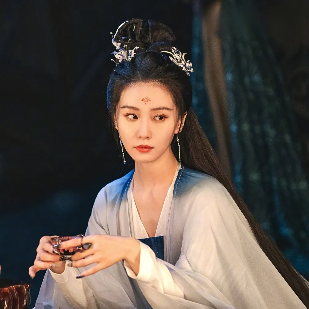 Nữ diễn viên ngồi cầm tách trà