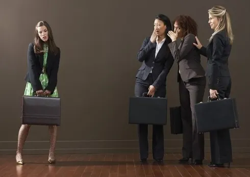 ELLE lắng nghe bạn: Ứng xử nơi công sở